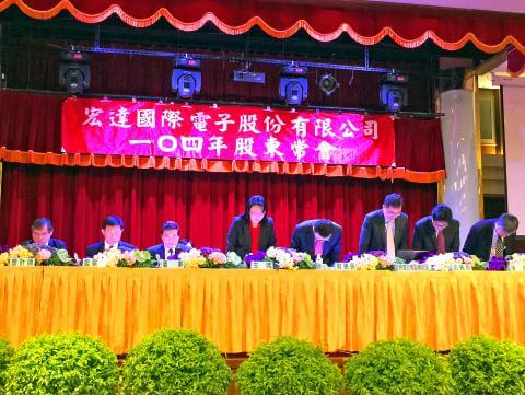 HTC Chairwoman, Cher Wang, bows at the annual shareholder meeting as she apologise to the investors for the company's disapointing performance (Taipei Times)