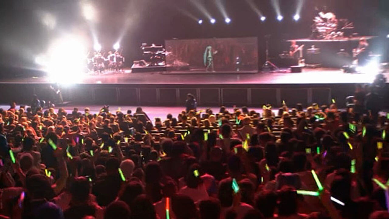 Mikunopolis featured a live band and holographic performers for the songs.