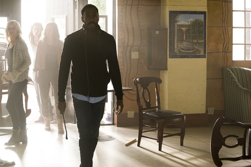 Strand, Madison, Ofelia and Alicia walking into abandoned hotel