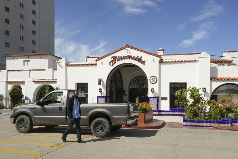 Strand in Fear the Walking Dead heading into abandoned hotel