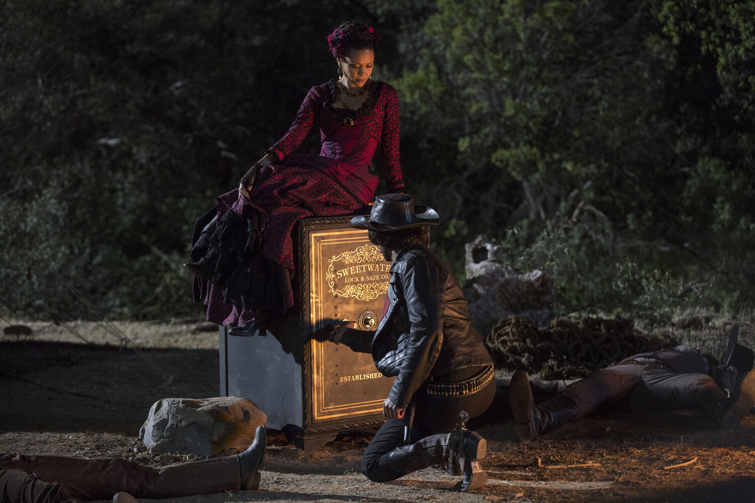 Maeve pulls back the curtain for Hector.