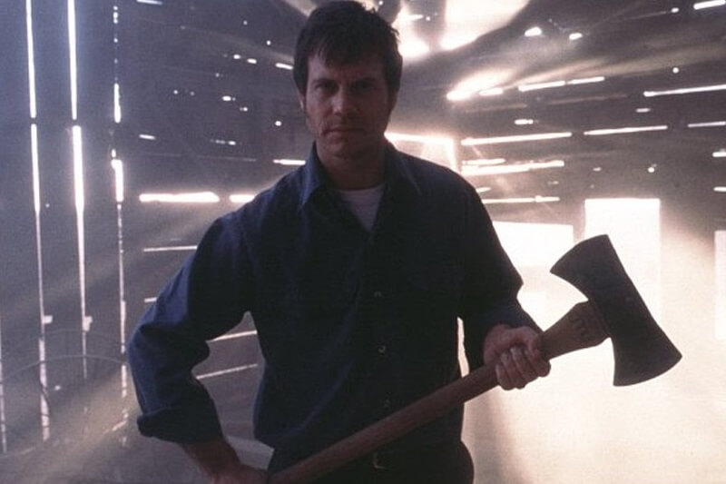 Bill Paxton holding an axe in Fraility