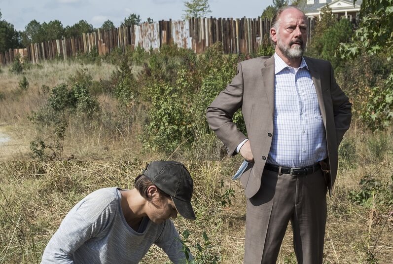 Gregory and Maggie outside the walls of the Hilltop on the Walking Dead