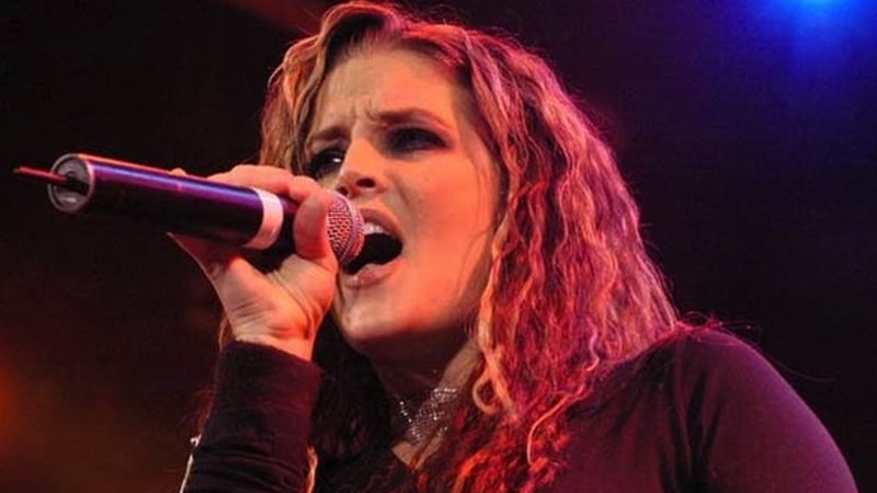Elvis' daughter Lisa Marie Presley singing at a concert