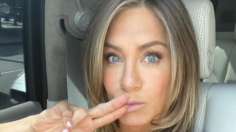 Jennifer Aniston’s Friends Reveal She ‘Barely Knows Obama’ Amid ‘Bizzarre’ Affair Rumors: ‘She Decided to Shut It Down’ Friends star Jennifer Aniston