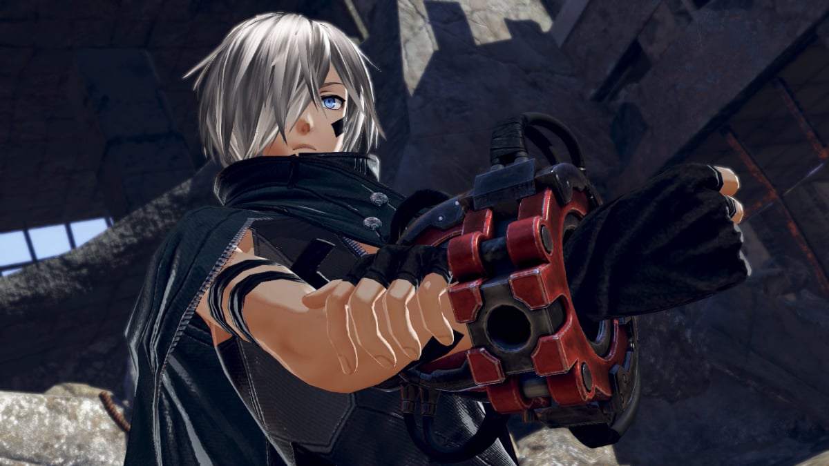 A silver-haired warrior prepares an intimidating fist weapon in God Eater 3