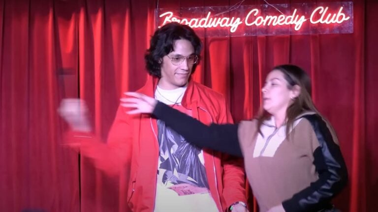 Racist Karen Heckles Comedian During Stand-Up Show in New York & Gets Ejected: ‘I never understand why ppl like that come to comedy shows…’ Racist Karen heckles comedian