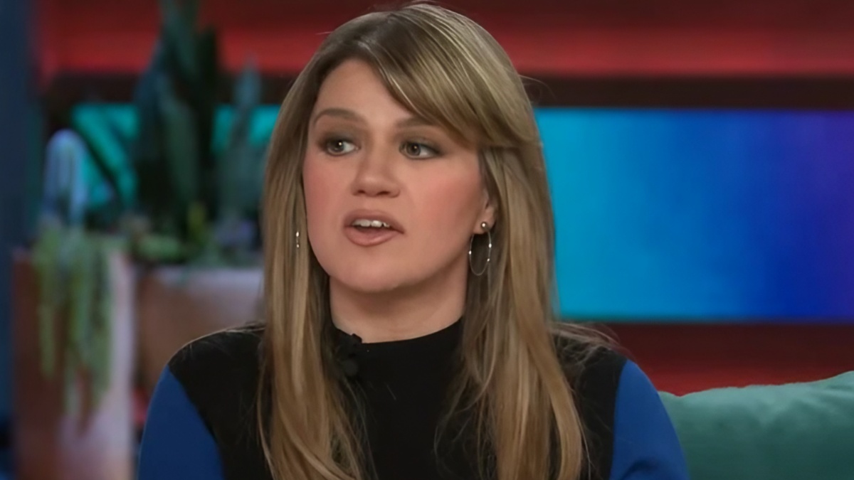 Kelly Clarkson shows off stunning new look.