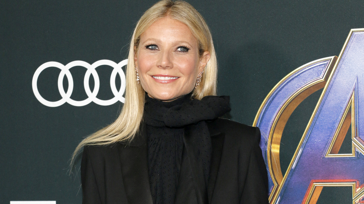 Photo o Gwyneth Paltrow wearing a black dress on the red carpet.