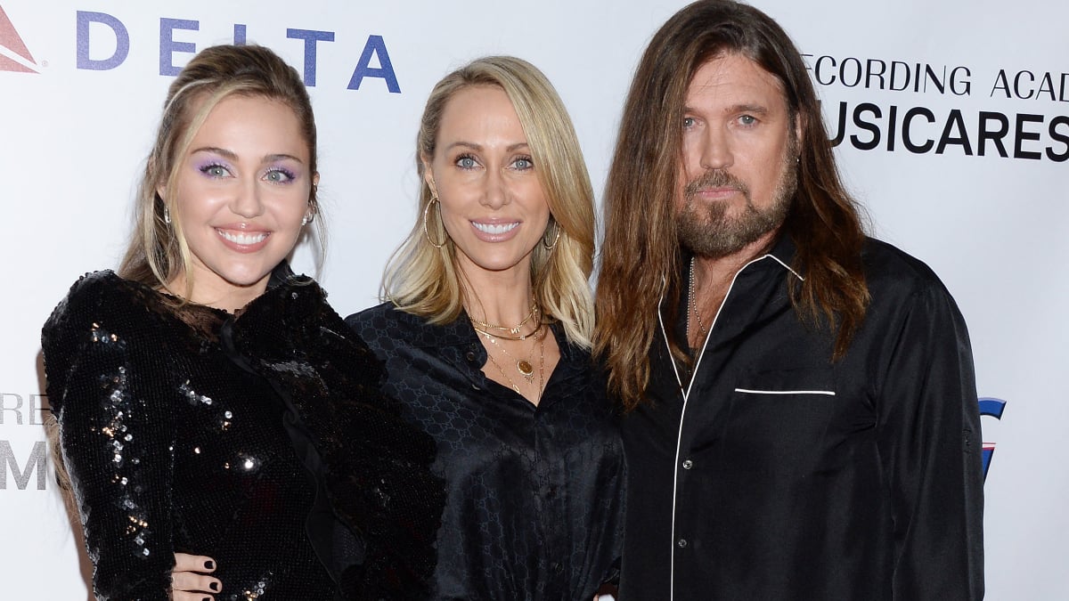 Miley Cyrus, Mother Tish Cyrus and dad Billy Ray Cyrus at the 2019 MusiCares Person of the Year Tribute, 08 Feb 2019.