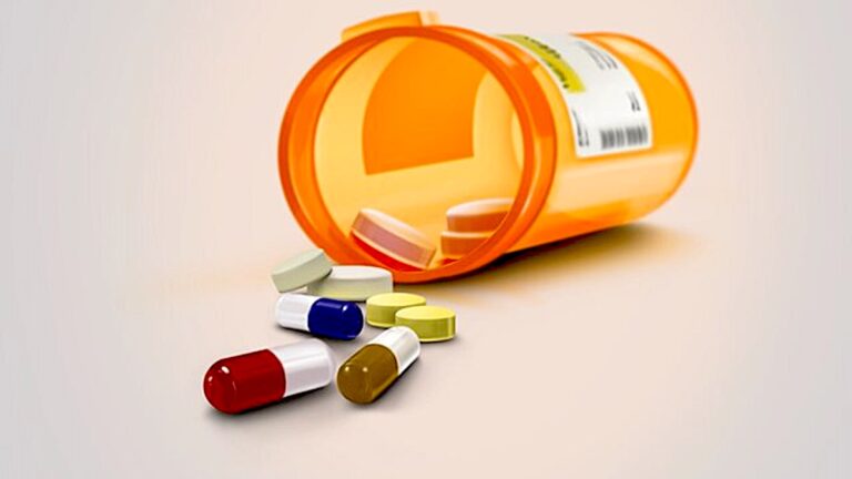 Terrified Alaskan Siblings Take Matters Into Their Own Hands When Abusive Dad Stops Taking His Medication: ‘I Drugged My Dad for a Whole Month’ Pill_Bottle_Spilled_Wiki_Commons_Mpelletier1