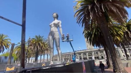A San Francisco Worker Becomes So Engrossed in His Work That He Gets Caught up in It Too Deeply: ‘I Had No Idea the Statue Was Going to Be Interactive’ San Francisco Statue Worker