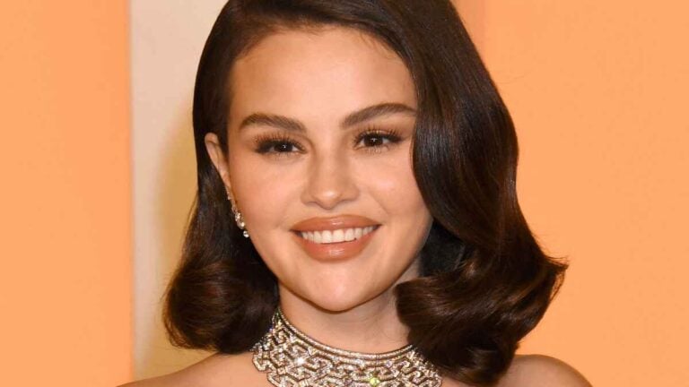 Selena Gomez Flaunts Engagement Ring At New York Knicks Game With Benny Blanco: ‘Justin Is Crying’ Selena Gomez