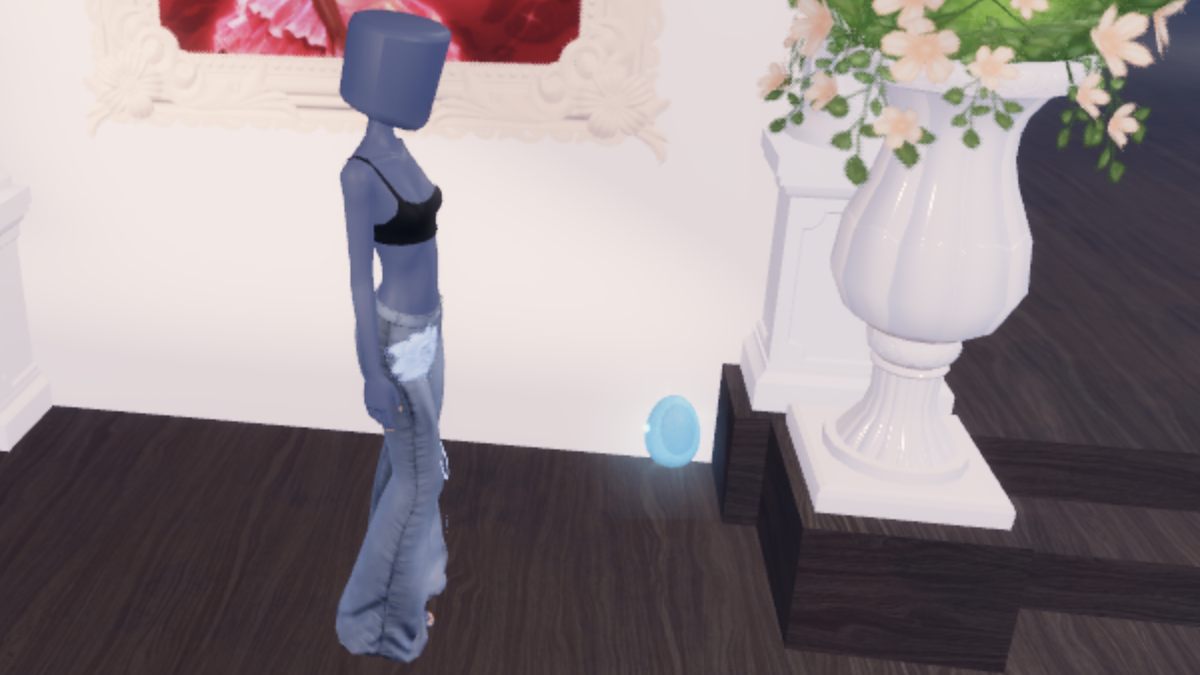 Vase Egg in Dress To Impress