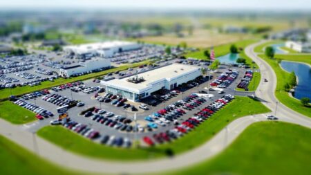A picture of a car dealership akin to Texas car dealership.