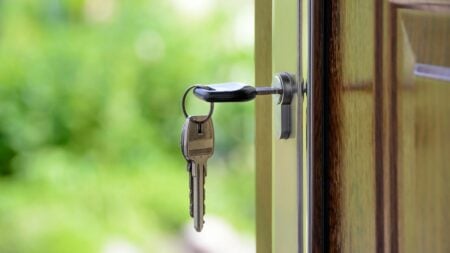 Woman Walks Out of New York House Showing Due to Rude Realtor, ‘Don’t Go House-Hunting With Your In-Laws’ A key in the lock of a door