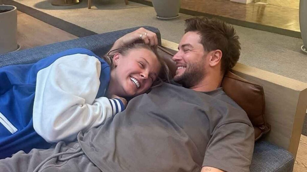 JoJo Siwa Calls Chris Hughes Her ‘Entire Heart’ After Reuniting In London Celebrity Big Brother stars JoJo Siwa and Chris Hughes