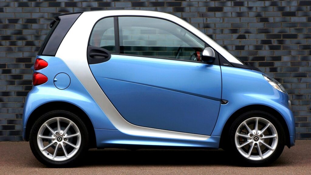 Woman Lives in 8-Foot Long Smartcar on Journey to Save for Retirement, ‘I Wanted to Retire at 65 and I Couldn’t Afford It’ blue smart fortwo smartcar