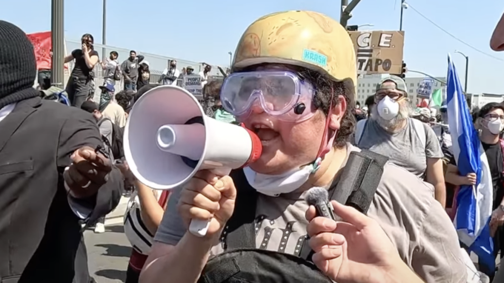 ‘Diva’ Mexican Mom Brings Leaf Blower to LA Ice Protest and Roasts Trump: ‘We’re Living in a South Park Episode’ Screaming Mexican Mom Brings Leaf Blower to LA Ice Protest and Roasts Trump