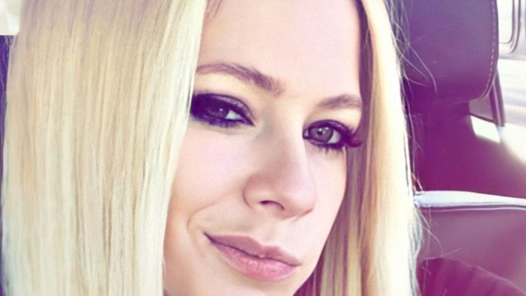 Avril Lavigne selfie