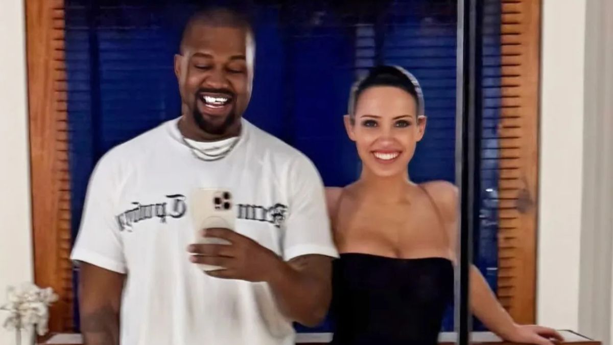 Kanye West and Bianca Censori mirror selfie