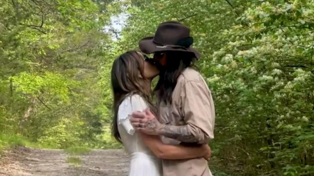 Billy Ray Cyrus kissing his girlfriend