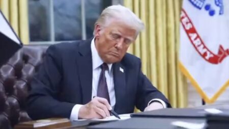 Donald Trump Wants His Face On Mount Rushmore: ‘Don’t Put Convicted Felons On Display’ Donald Trump in Oval Office