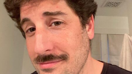Jason Biggs Recalls Rock Bottom During Addiction: ‘I Climbed Into the Trash Bin’ Jason Biggs selfie