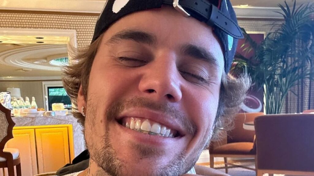 Fans Worry Justin Bieber Is ‘Slowly Killing Himself With Drugs’ Amid Latest Outing Justin Bieber selfie