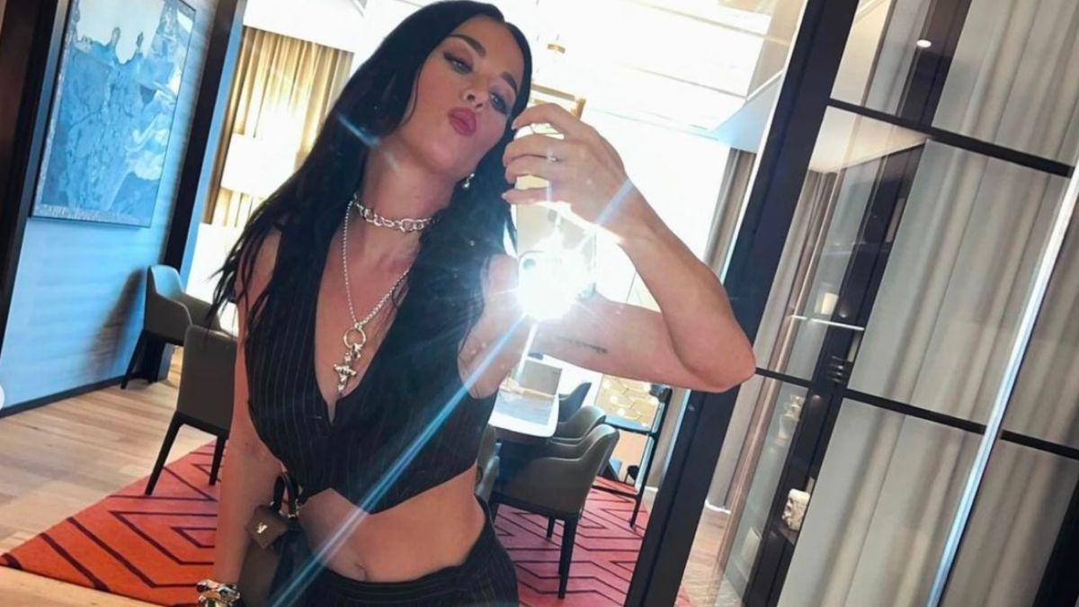 Katy Perry takes mirror selfie