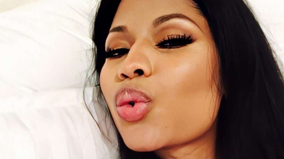 Nicki Minaj blows a kiss