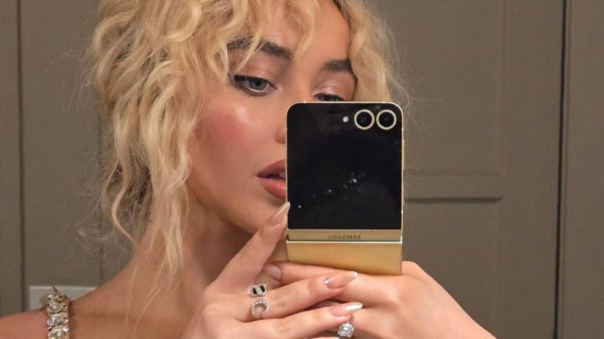 Sabrina Carpenter selfie