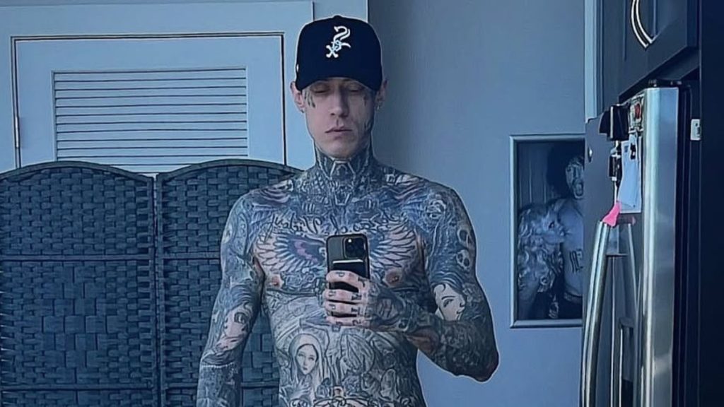 Trace Cyrus mirror selfie