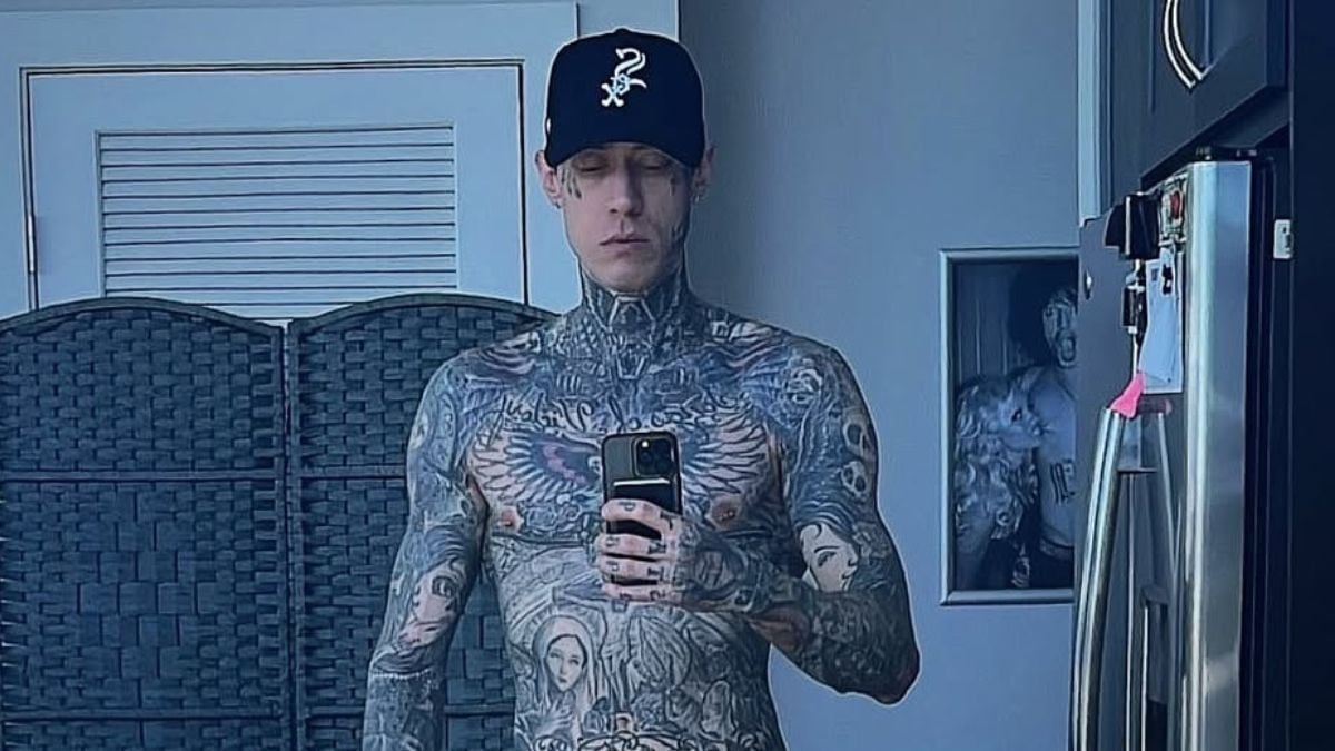 Trace Cyrus mirror selfie