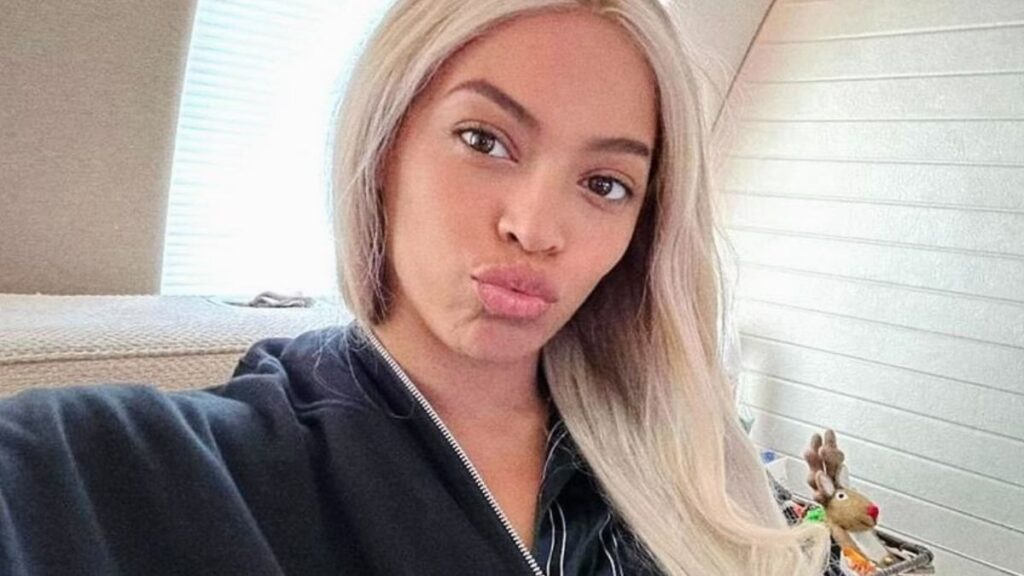 Beyonce selfie