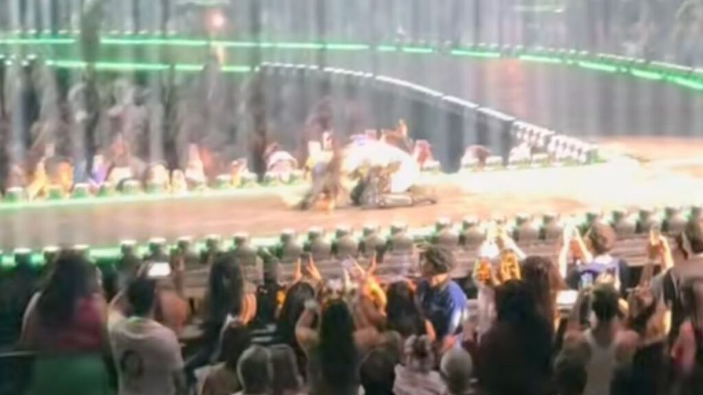 Katy Perry falling on stage