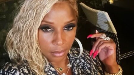 Mary J. Blige selfie