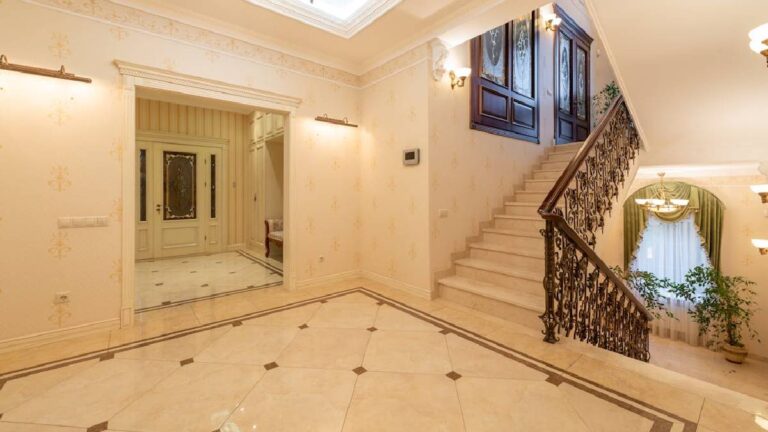 Florida Airbnb Host Invade