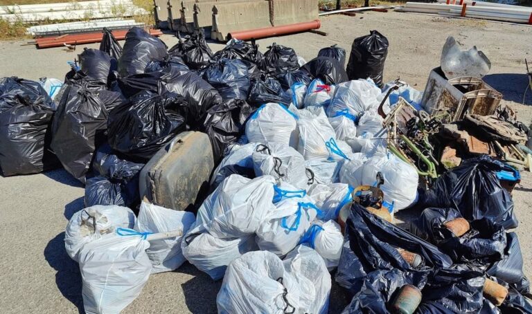 Ohio Volunteers Pull 1,900 Pounds of Trash from the Scioto River in One Morning: ‘People Are Sick!’ Ohio trash clean up