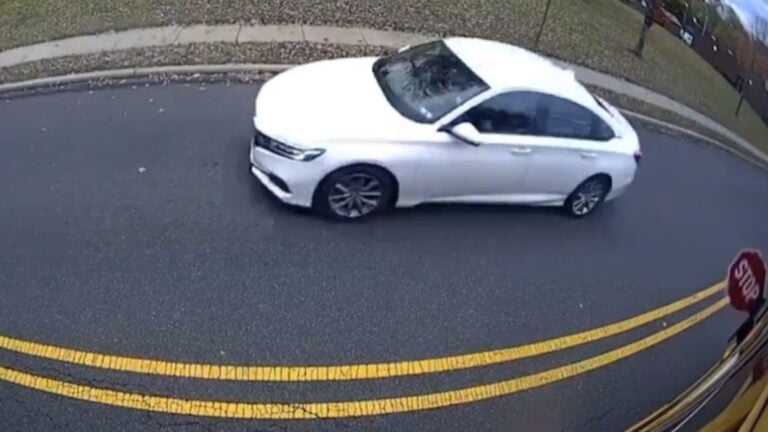 Pennsylvania Drivers Doesn't Stop For School Bus