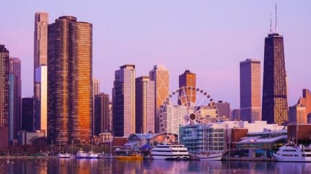 Angry Illinois Crowd Surrounds Man’s Balcony to Push Back Against ICE Attempt: ‘Wouldn’t This Qualify as Civil War?’ Angry and Supportive Illinois Crowd Tries to Fend Off ICE as They Surround Neighbor on His Balcony