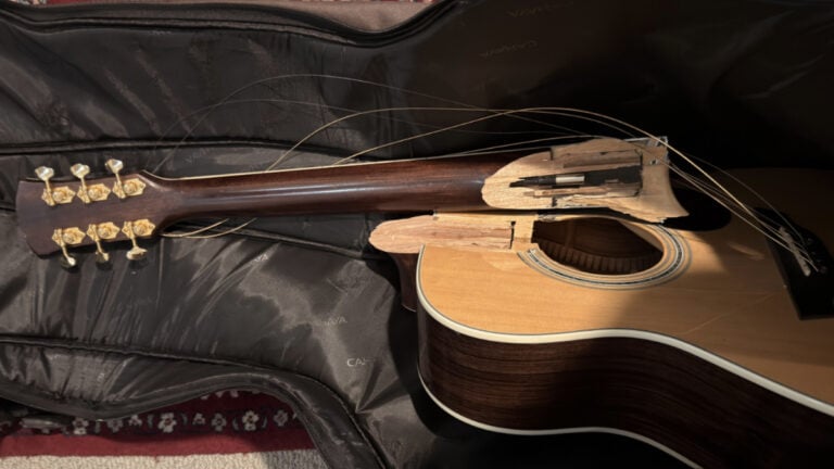 Delta Air Lines Worker Smashes California Passenger’s Guitar