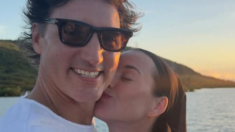 Katy Perry and Justin Trudeau’s Kissing Vacation Photos Have the Internet Asking One Question: How?! katy-perry-justin-trudeau