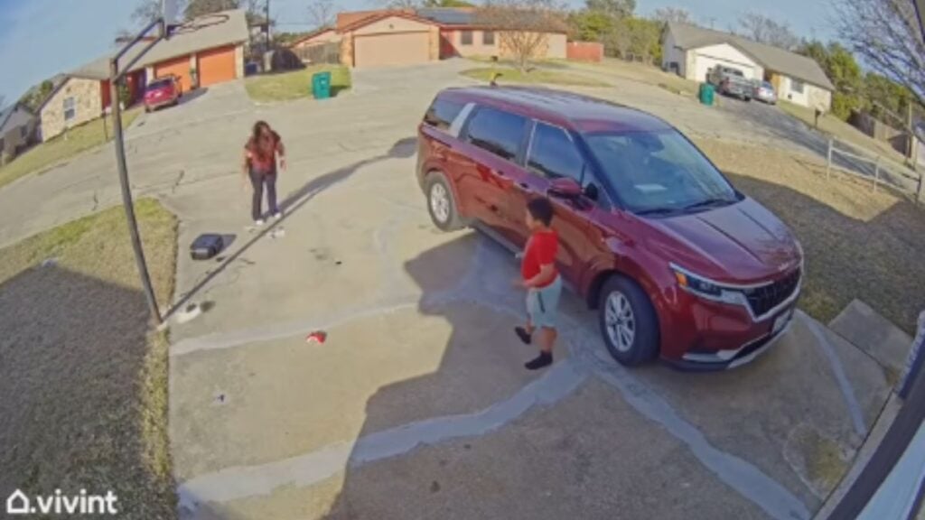 Angry Washington Mother Destroys Son’s Gaming System Because of His Behavior, “I support this message 10000%” Angry Washington Mother Destroys Son's Gaming System Because of His Behavior, 'I support this message 10000%'