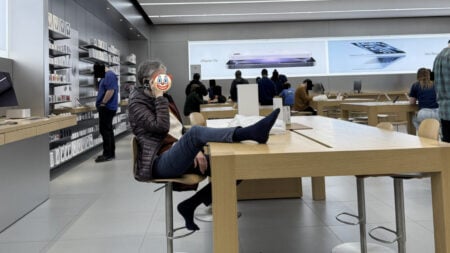 ‘Entitled’ Woman Takes off Shoes and Puts Feet on Apple Store Table in Oregon: ‘Her Feet Reeked So Bad’ Shoeless Woman in Apple Store Oregon