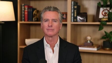 California’s governor has announced a plan to provide 400 free diapers to babies born in state hospitals through a nonprofit partnership, drawing widespread attention and a mix of public reactions online.