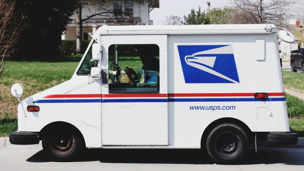 USPS Manager Allegedly Fires Texas Mother After She Refused to Work Unpaid for Extra Two Hours: ‘Such a Dirt Bag’ USPS Delivery Vehicle