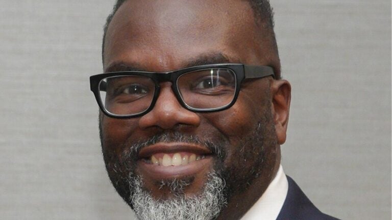 Chicago Residents Erupt as City Council Rejects Parental Fines for Teen Takeovers: ‘Chicago’s Policies Are a Joke’ In Chicago, the City Council rejected a proposal for $1,000 fines on parents whose teens join “teen takeovers,” while Mayor Johnson argued criminalization fails to create safer spaces. The decision is now fueling sharp online debate.