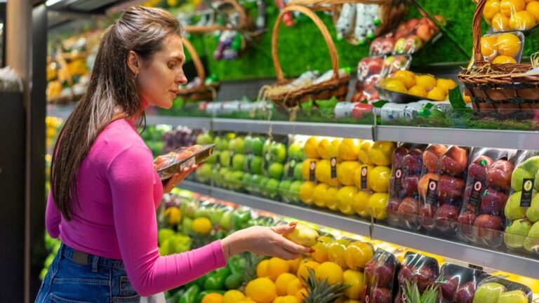 New York Influencer Slammed for Preposterous ‘Privilege’ After Snubbing Small-Town Supermarket: ‘Too Good for a Normal Grocery Store or What?’ A woman examines fresh fruits in a grocery store