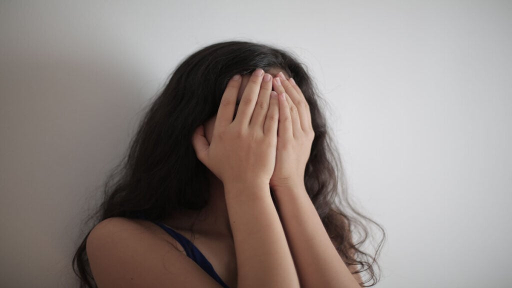 ‘I Don’t Feel Comfortable’: California Woman Threatens to Call Police After Neighbor’s Behavior Scares Her California Woman Threatens Police Neighbor